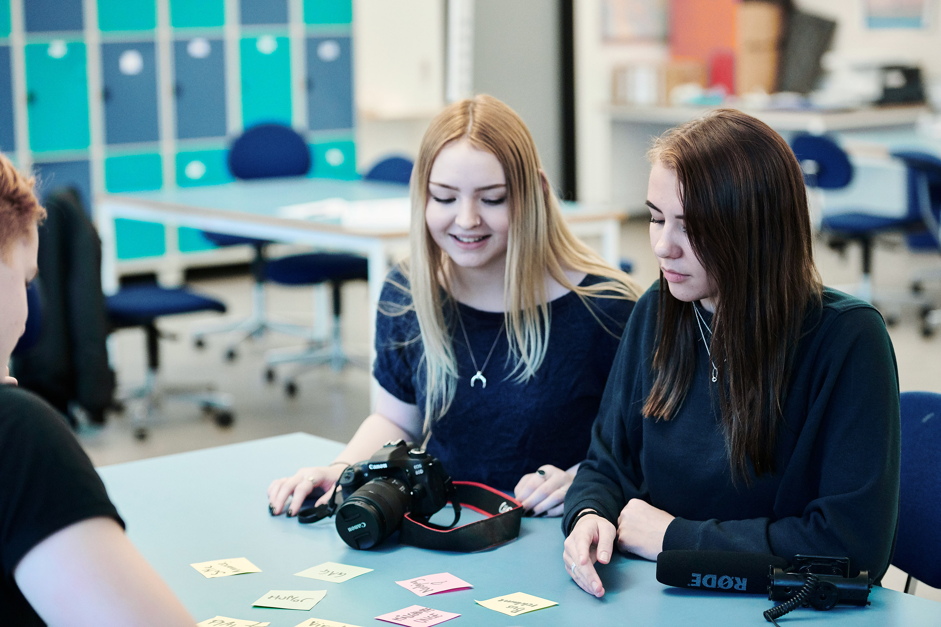 HTX elever i Aars slapper af med kortspil