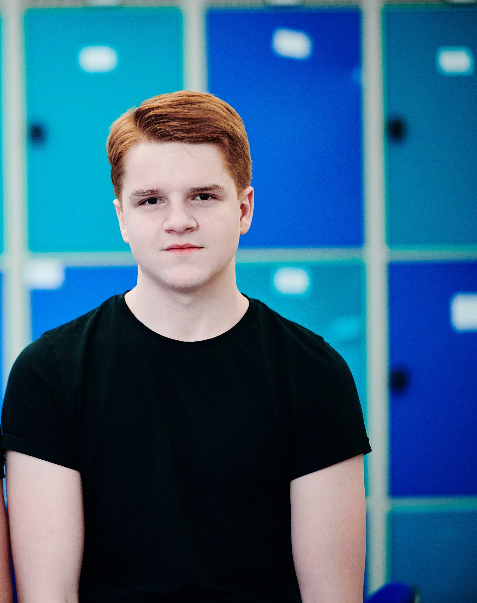 HTX elev i Aars foran blå skabe