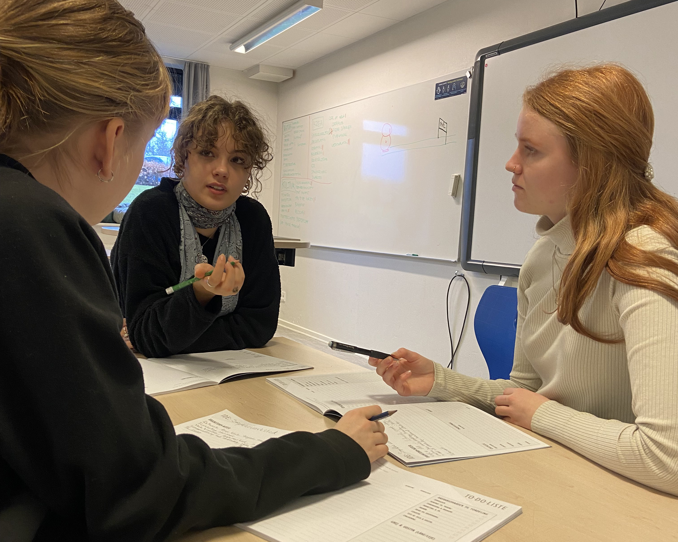 (fra venstre): Vibe Saltofte Lund (1.q), Mia-Aliki Dahl (1.mz) og Freya Albrektsen (2.x) på Mariagerfjord Gymnasium