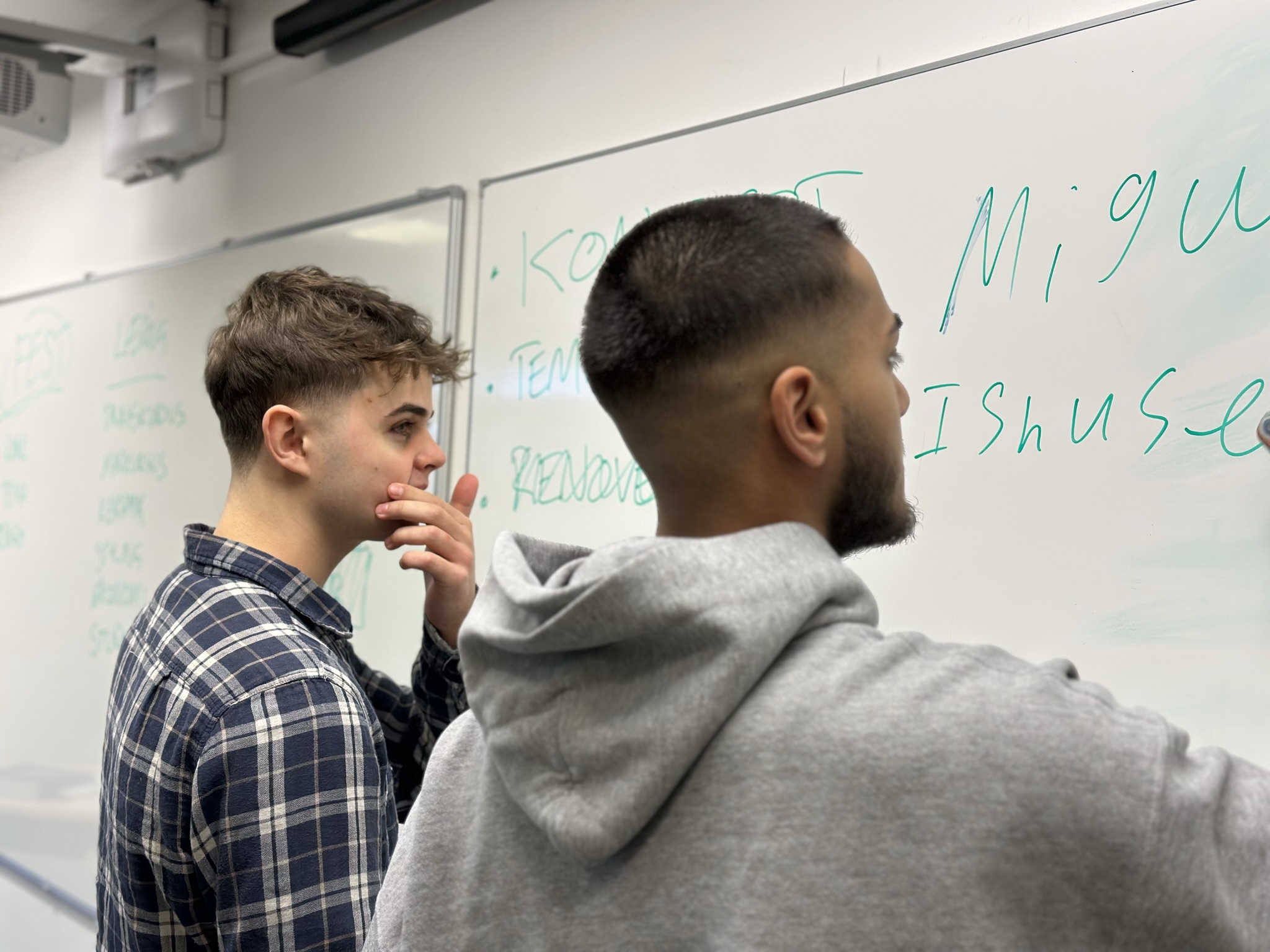  Mikkel Kirketerp, hhx, 2.g - iført grå hættetrøje  Sebastian Jensen, hhx, 2. g - iført ternet skjorte, begge fra hhx på HEG - Himmerlands Erhvervs- og Gymnasieuddannelser i Hobro